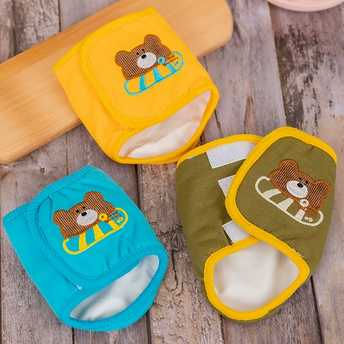 Добашник -самец вежливо встал, чтобы легко не допустить преследования и преследования санитарных штанов и собачьих вежливых штанов