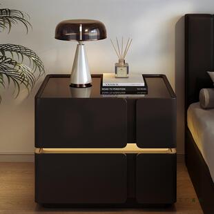 黑色床头柜带灯2025新款轻奢高级感家用卧室设计感小众实木床边柜