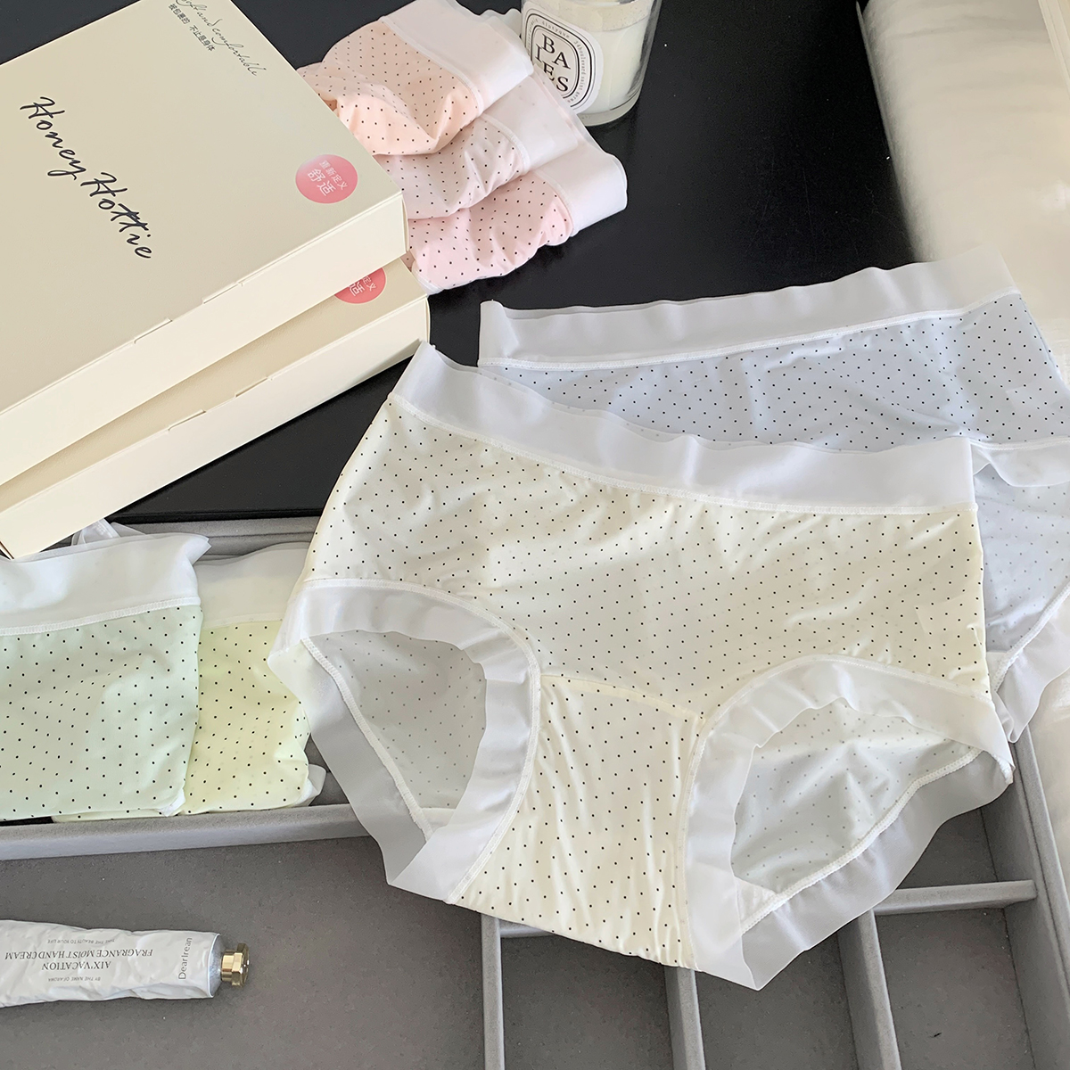 奶油冰淇淋 冰丝内裤无痕女生中腰薄款透气速干少女三角裤新款