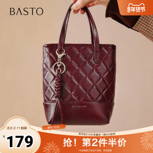 百思图2025冬季新款商场同款水桶包时尚复古通勤女包TY083DX5