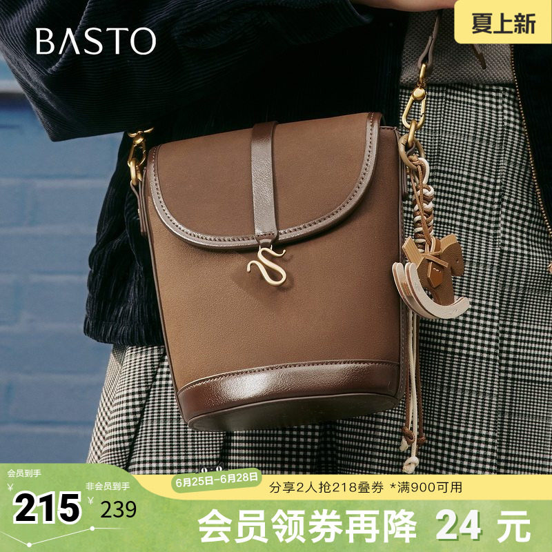 百思图秋冬新款商场同款人水桶包时尚潮流单肩斜挎包女TY052DX5