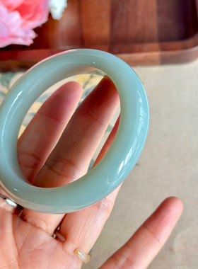 皇家御矿切出来的精品青白玉手镯