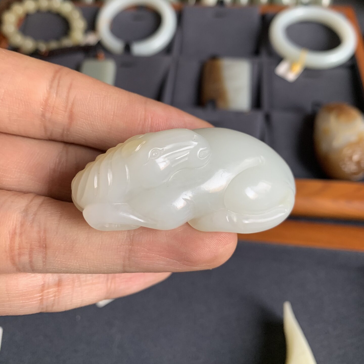 正宗新疆料和田玉且末金山矿糖白玉卧马手把件 周处个人多年藏品