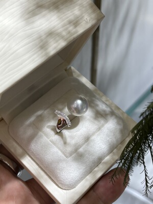 正圆12.33mm澳白鱼尾戒指 18k天然钻石镶嵌