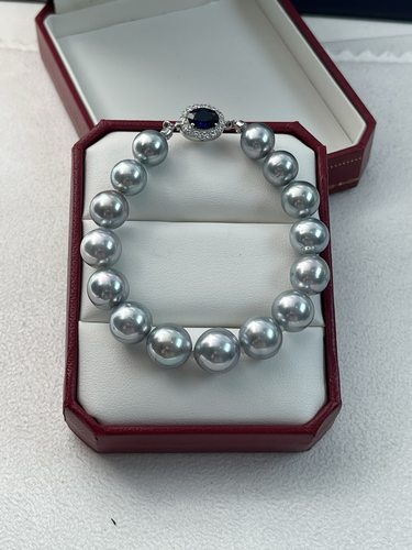 大溪地浅色奶奶灰手串9-11mm极微瑕 珠光，颜色银亮的。