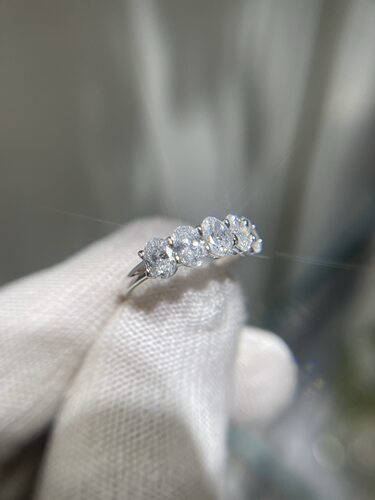 pt950培育钻石戒指 椭圆型5粒 d1.632ct5，戒圈15