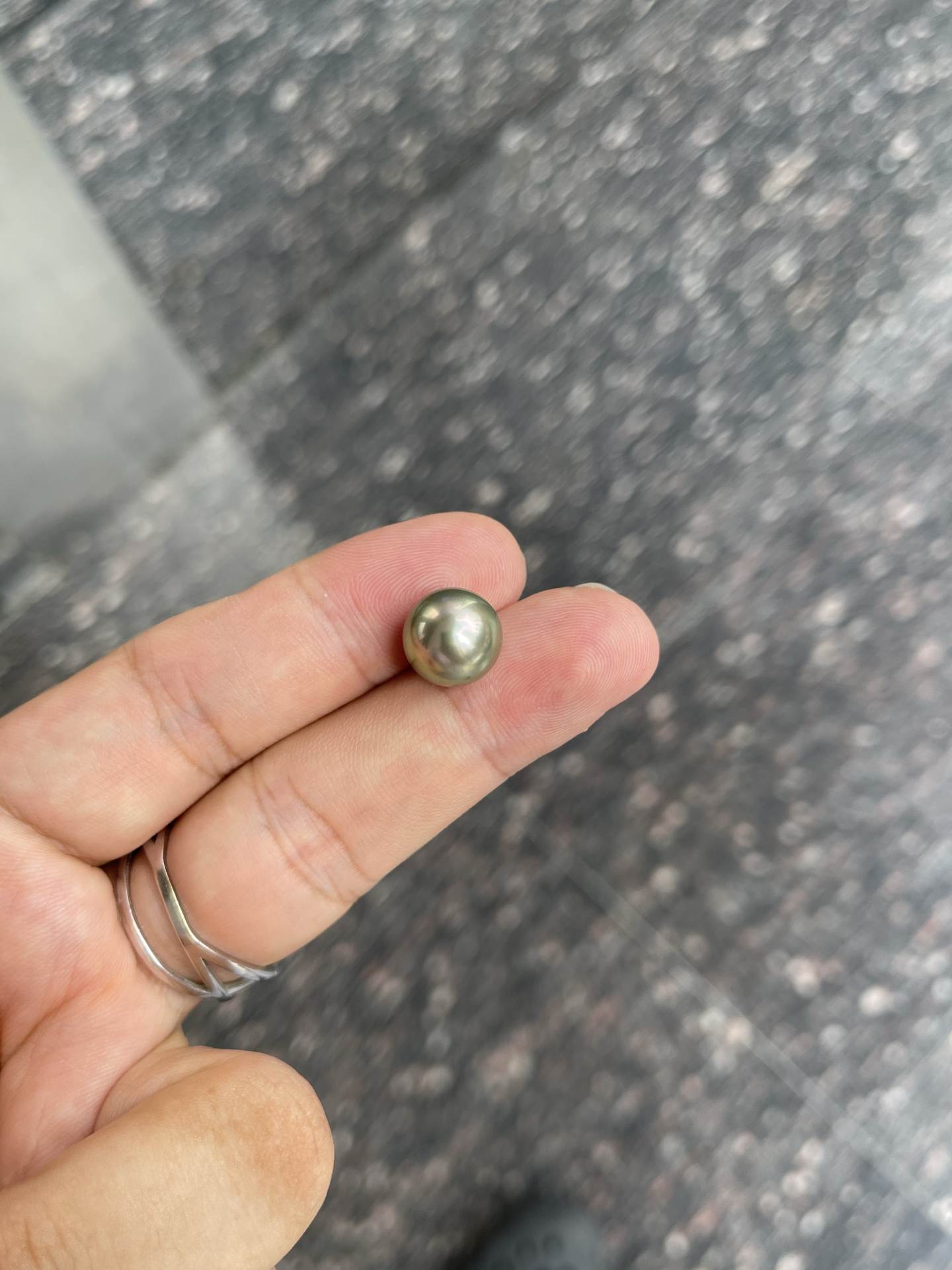 正圆，油亮！ 草绿色12.06mm大溪地裸珠图片