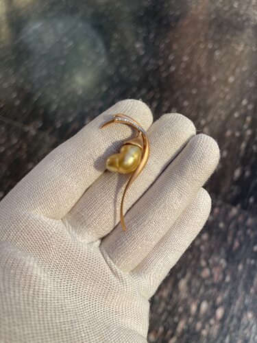 金色天鹅尺寸约50x25mm 浓金keshi南洋金珠胸针款 18k天然钻石