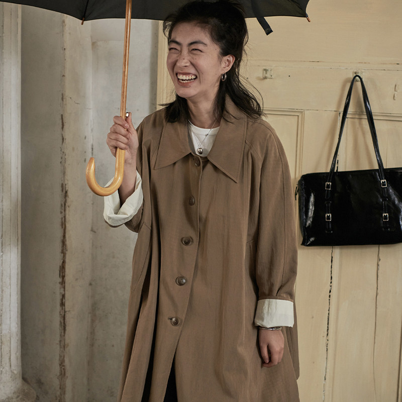 一方二集 慵懒松弛感廓形小斗篷a摆锦棉垂坠深卡其鸭蛋青短风衣