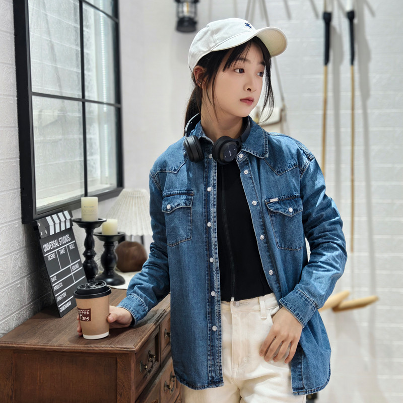 女士翻领牛仔衬衫外套