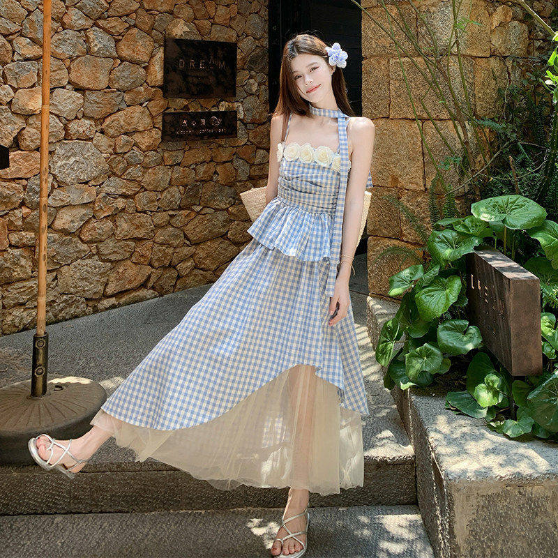 多巴胺蓝色吊带连衣裙女夏日2026新款绝美穿搭海边度假长裙子套装