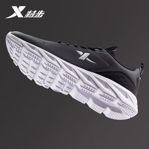 男皮面防水跑步鞋特步