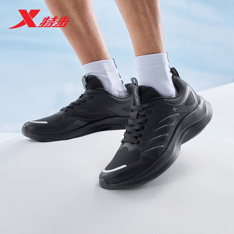 致轻7.0减震回弹男跑鞋特步