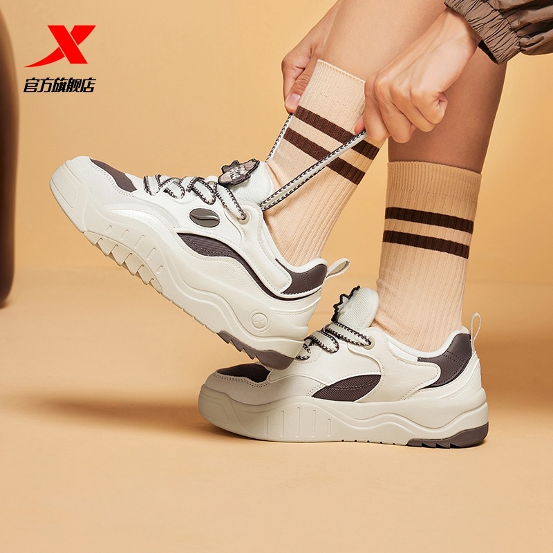 特步女子厚底增高板鞋