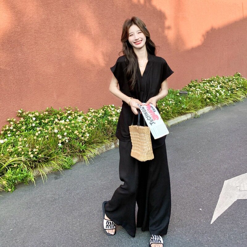 黑色感纯欲风套装女士2026初无品牌款V领扭结上衣阔腿裤两件套