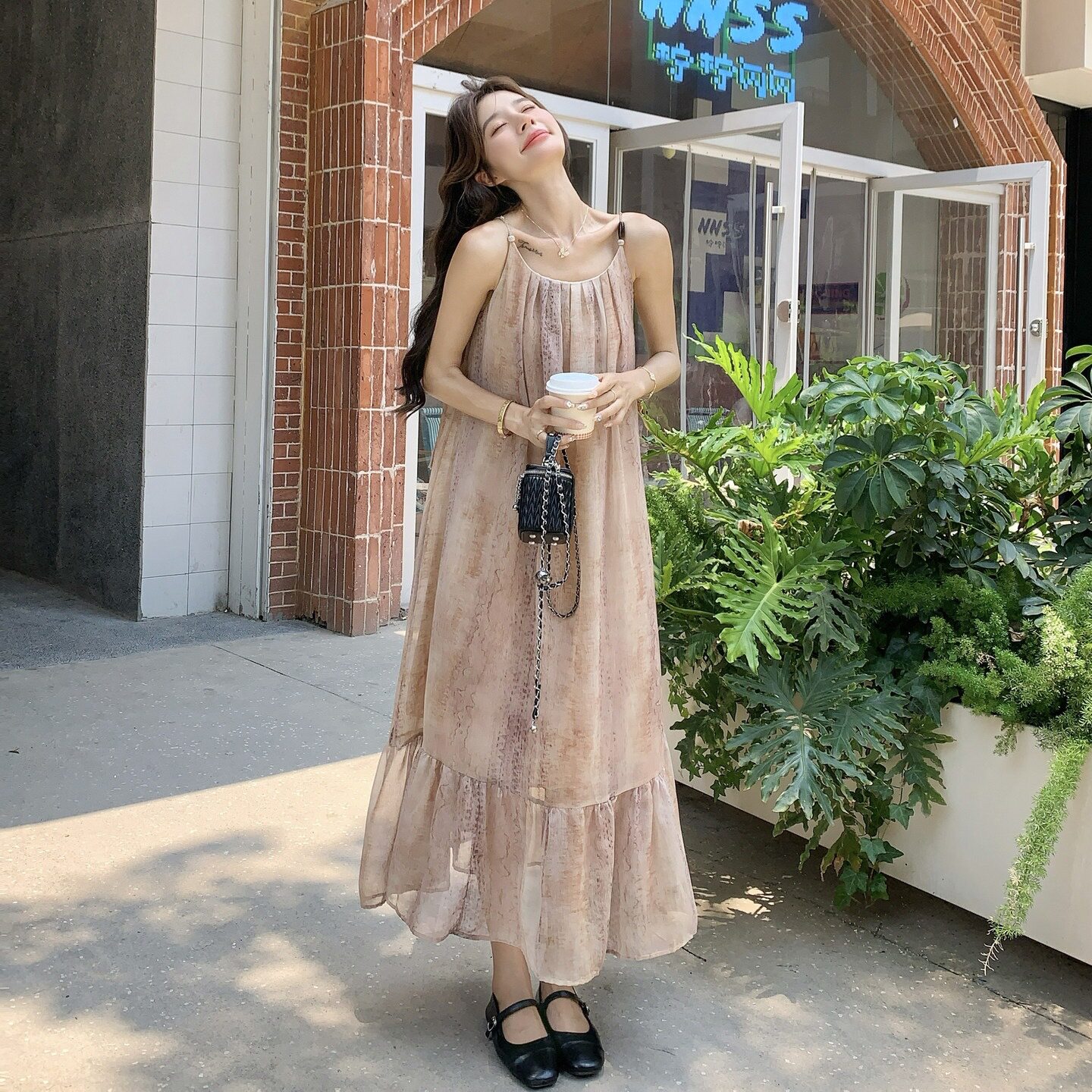 粉色绝美设计感撞色边吊带连衣裙女夏季法式温柔风显瘦中长款裙子