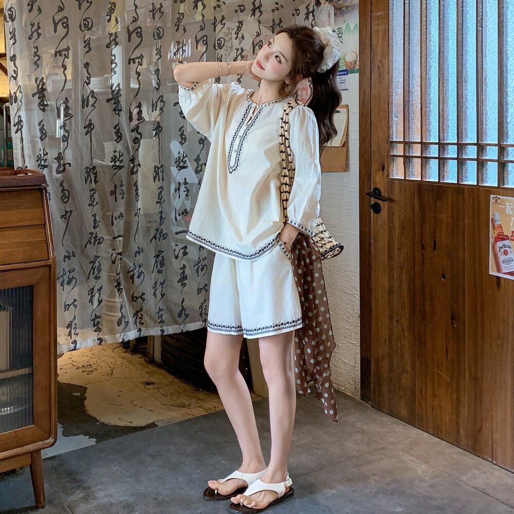 白色波西米亚刺绣棉麻套装女夏2026年新款气质小衫直筒短裤两件套