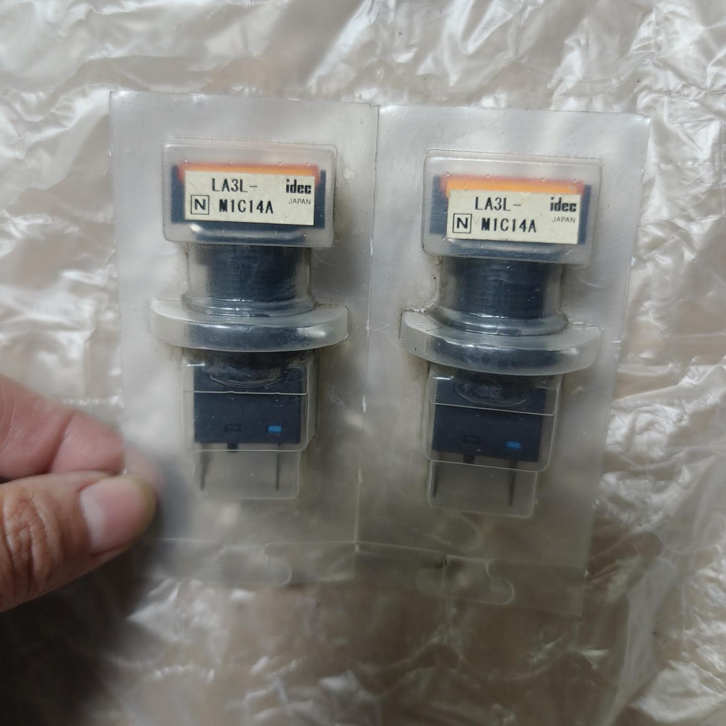 IDEC和泉平头方形按钮开关LA3L-M1C14A