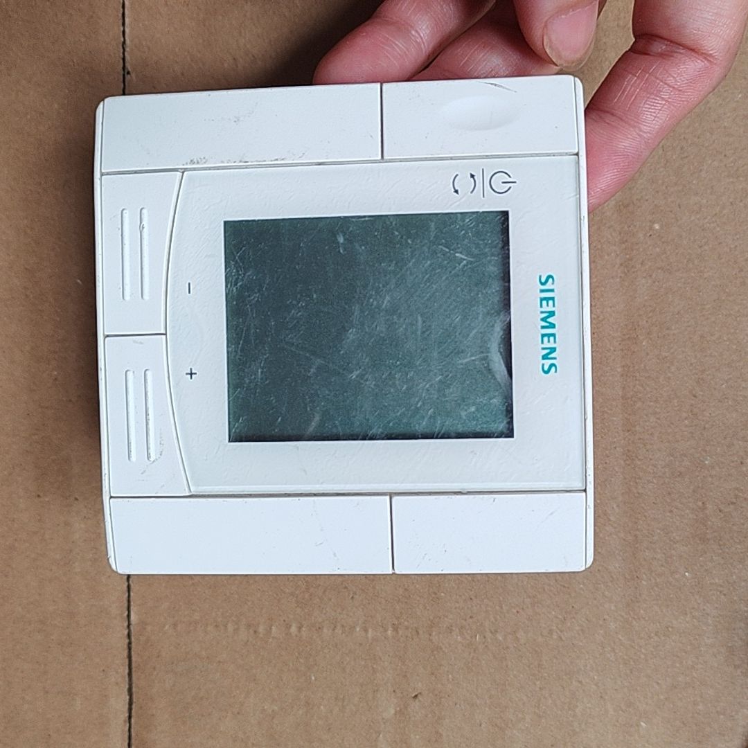 地暖温控器RDD310 拆机 实物如图所示 有6个