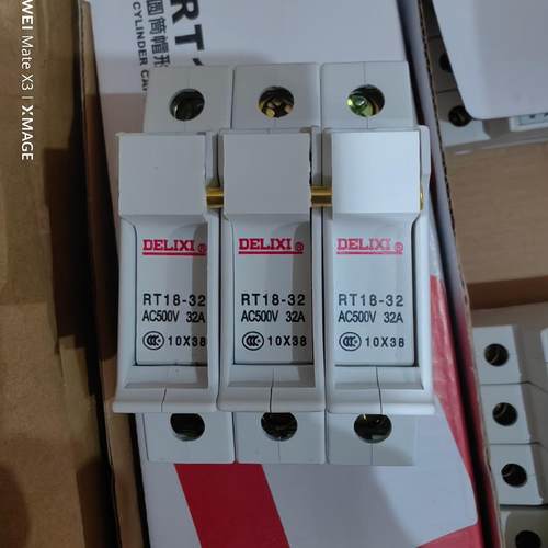 熔断器底座RT18-32.3P.有700只