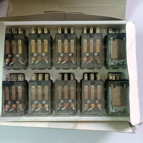 小型电磁继电器 JZX一22F（D）3Z 24VDC。有
