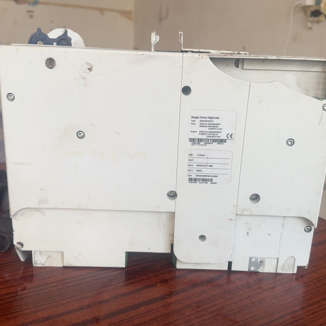 E94ASHE0074伦茨9400伺服驱动器  如图所示