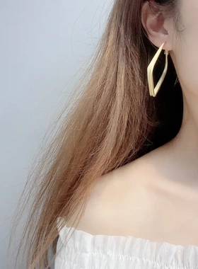 D27哑金色雾光方形几何耳环极简风复古铜色个性耳圈925银针