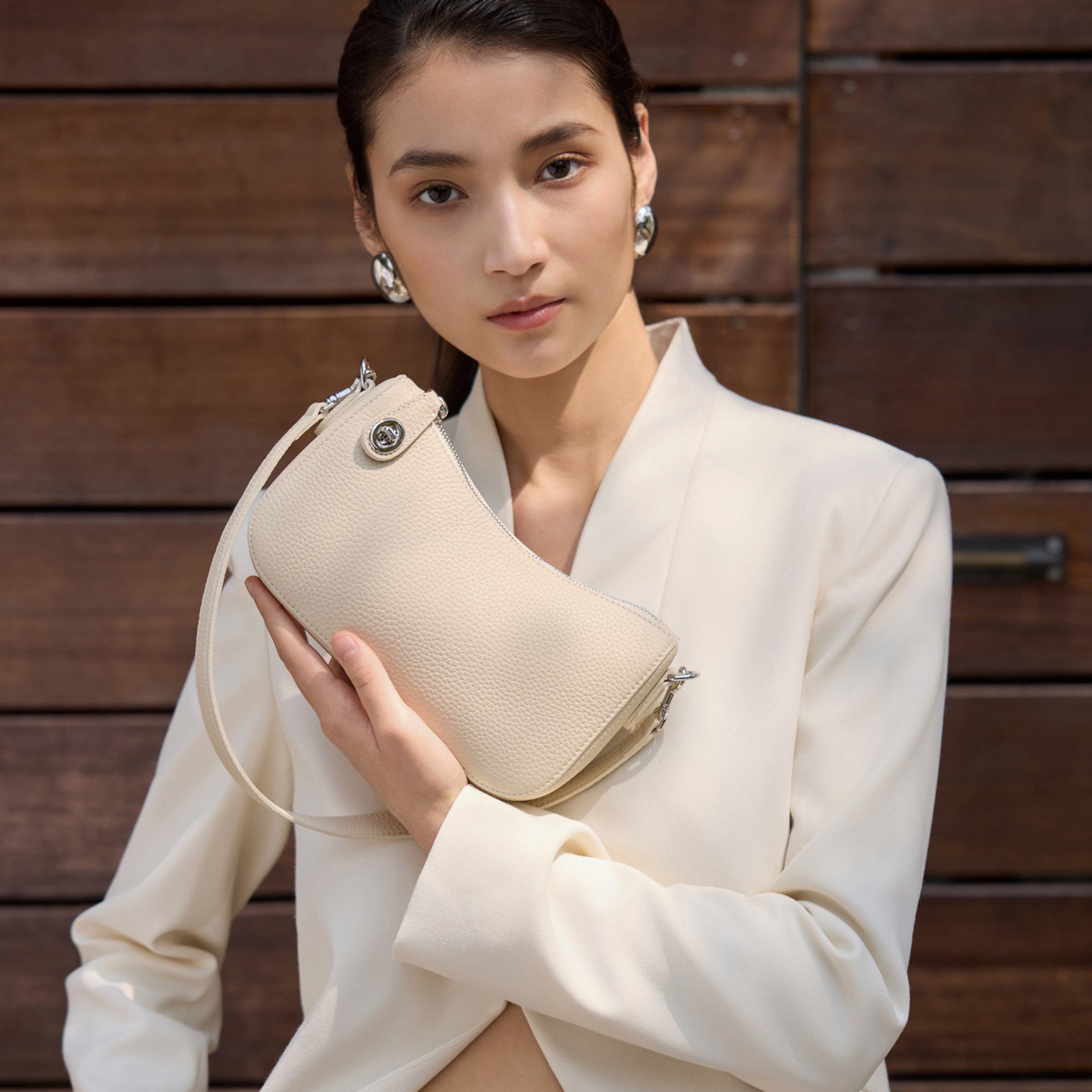 欧尚典2026新款软皮腋下包女简约休闲风小众设计感单肩包