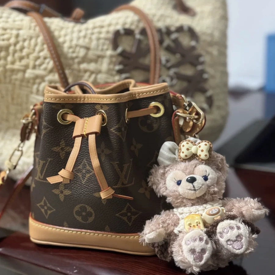 LV&GEDETE 汽车钥匙扣挂饰玫玫小熊水桶包挂件玩偶carryall配饰女