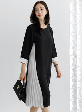 极简风七分袖黑白拼接连衣裙女高级感不对称设计显瘦百褶中长裙子