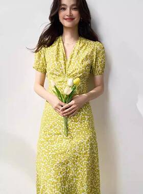 香港法式黄色碎花连衣裙显瘦女士2026夏季收腰修身时尚赫本风长裙