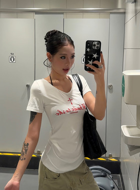 F383 2025美式复古短袖T恤显瘦修身白色V领设计十字刺绣夏季女