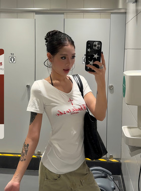 F383 2025美式复古短袖T恤显瘦修身白色V领设计十字刺绣夏季女