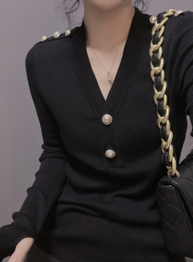 衣唯硕87020秋冬新款百搭时尚V领纽扣薄款长袖针织打底衫女上衣