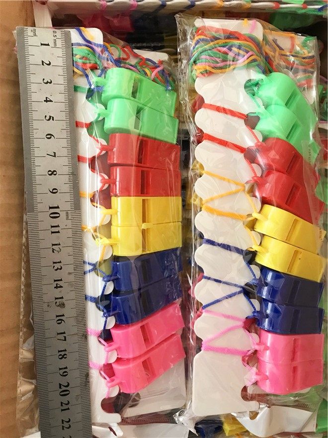 新奇丽吊板小货20个口哨儿童小口哨吹哨哨子小卖部热卖塑料材质