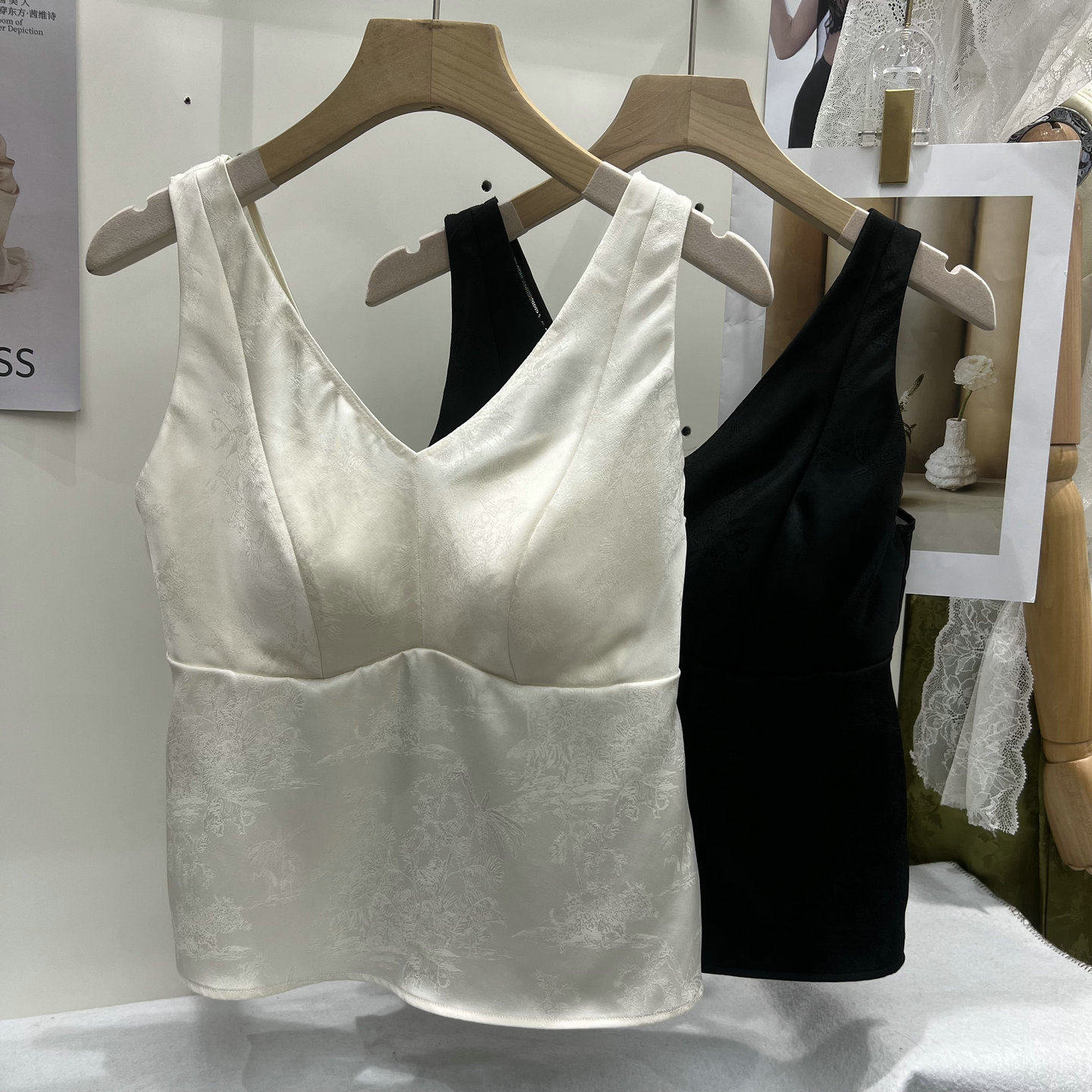 宽肩琉璃醋酸面料V领保暖背心女带胸垫美背吊带打底内搭简约上衣