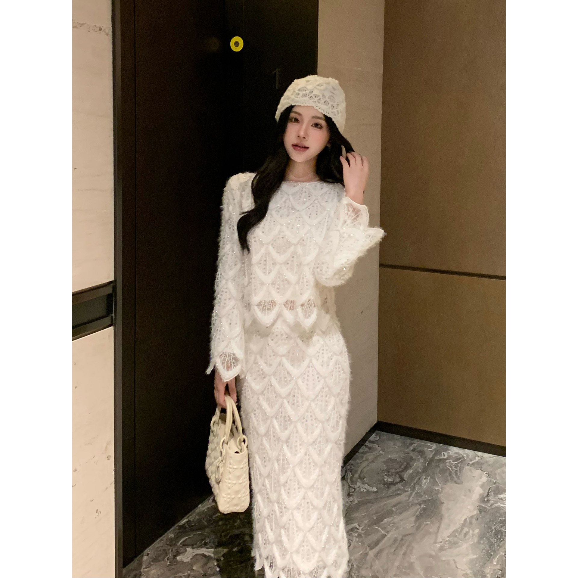 白色蕾丝镂空上衣+半裙女秋冬季菱格设计法式气质名媛打底连衣裙