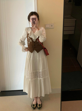 今年流行入秋慵懒穿搭复古咖色马甲+白色v领荷叶边连衣裙长袖裙子