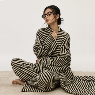 ZzZHANG｜私服力荐_Warm慵懒宽松撞色印花半边绒家居服套装