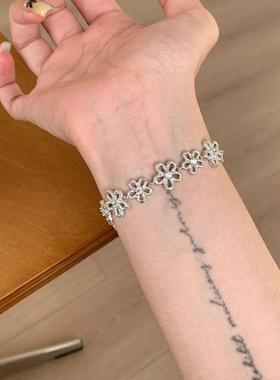 2026蕾丝花环手链女小众轻奢设计感镂空织物花环花朵形状时尚手饰