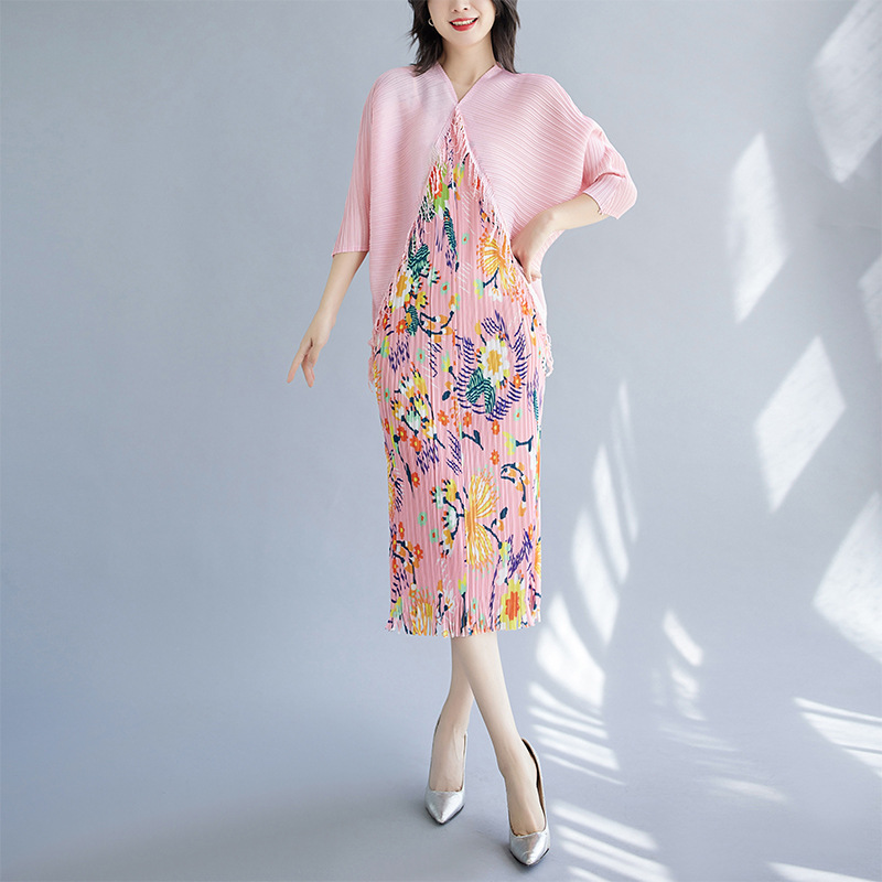 爆款v领蝙蝠袖流苏褶皱碎花连衣裙女宽松显瘦三宅宽松长裙包臀