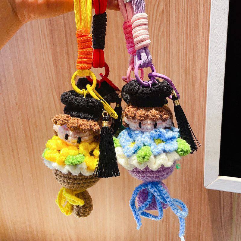 博士帽娃娃礼品挂件成品毛线手捧花毕业季礼物玫瑰花钥匙扣小礼品