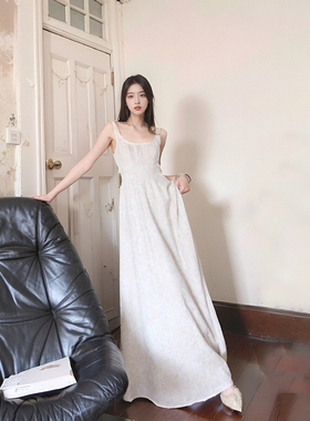 高个子白色麻料吊带方领连衣裙女夏2023新款高级设计感气质长裙