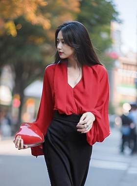 红色法式复古V领灯笼袖衬衫女秋冬2023新款设计感小众上衣春