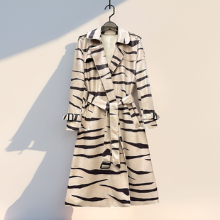 2026春季新款女装西装领系带收腰长袖风衣时尚印染中长款百搭外套