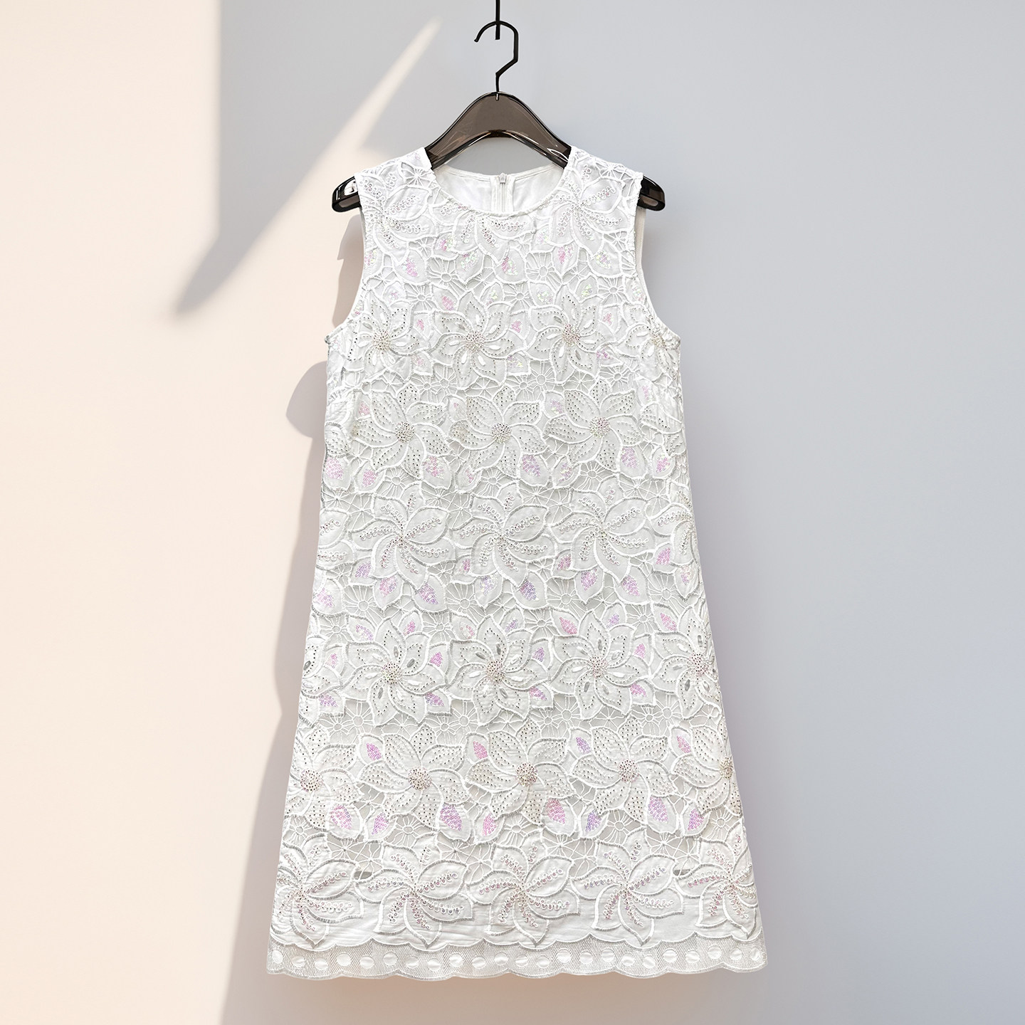 夏季新款女装麻纱拼水溶花高级感镂空刺绣亮片直筒休闲名媛连衣裙