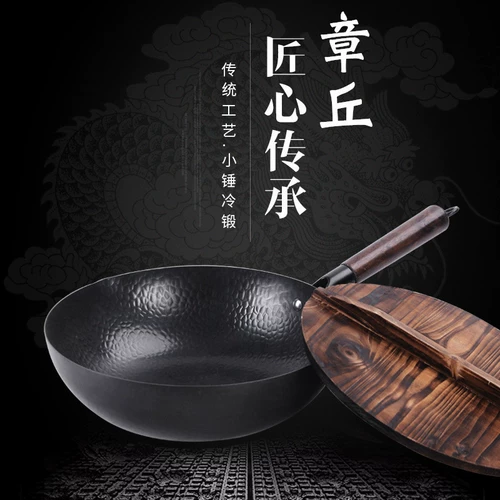 Карта -тип печи, железный горшок ручной работы на открытом воздухе -это старый модный старый горшок с жареным ножом без покрытия без липкой газовой плиты, подходящей для приготовления пищи.