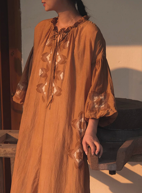 远家草木染柿子染绣花蜡画桑蚕丝棉花苞袖荷叶领连衣裙LF2575限量