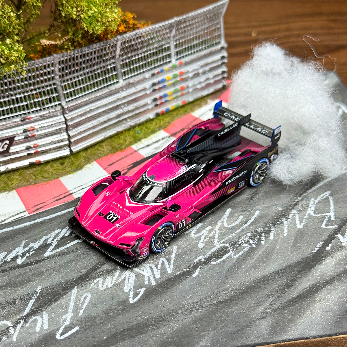 MINIGT164凯迪拉克合金汽车模型