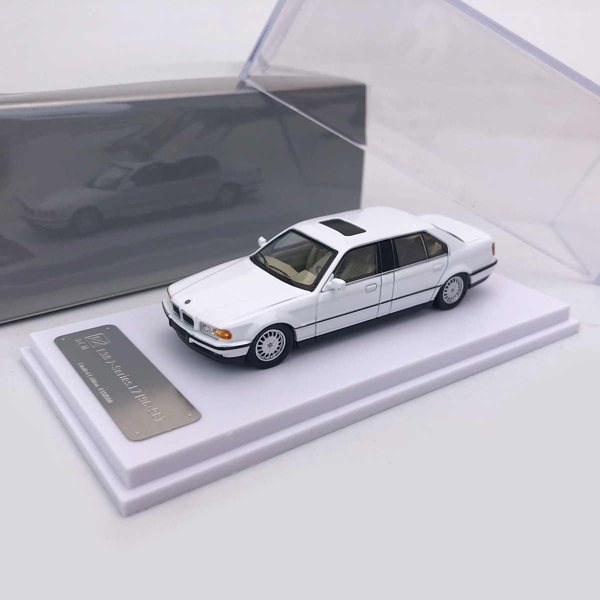 DCM 1:64 BMW宝马 E38 7-Series合金汽车模型收藏摆件送礼-封面